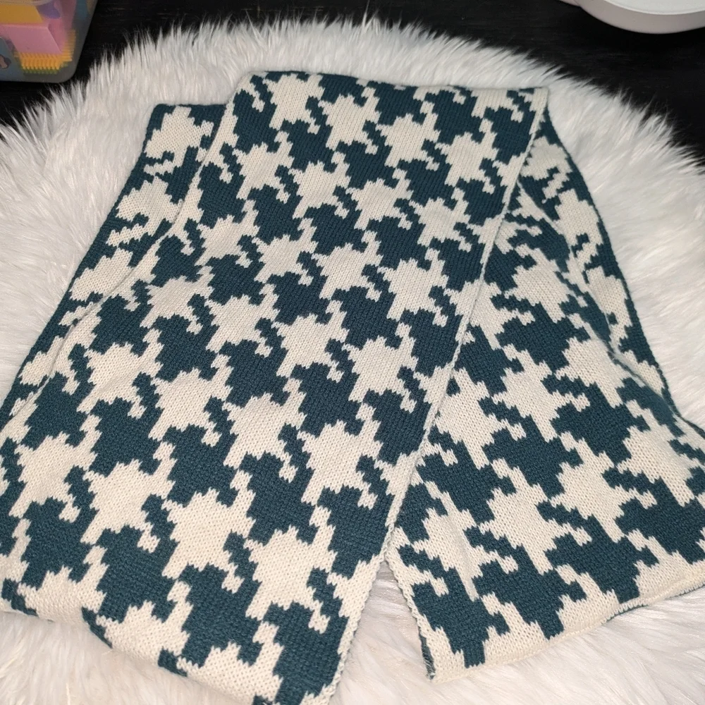 OSFM Women's Dark Teal Green and White Infinity Scarf  EUC. OS